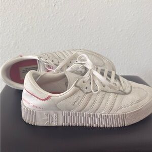 Adidas Women's Sneakers. Rare and cute find. Super comfy.